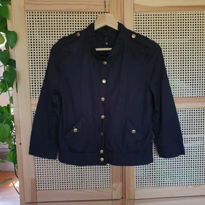 Jacka  - Fin tunn jacka med deagkedja och knappar. Fint skick. Vid fler bilder kontakta privat💗
