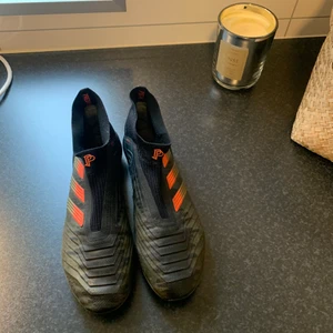 Adidas predator Pogba edition  - Adidas predators i storlek 43 1/3 som är använda men fortfarande har bra skick. Priset kan diskuteras. Köptes för ca 2500. 