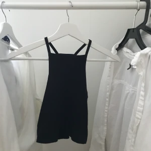 Svart topp  - Fin ribbad topp, använd några gånger<3