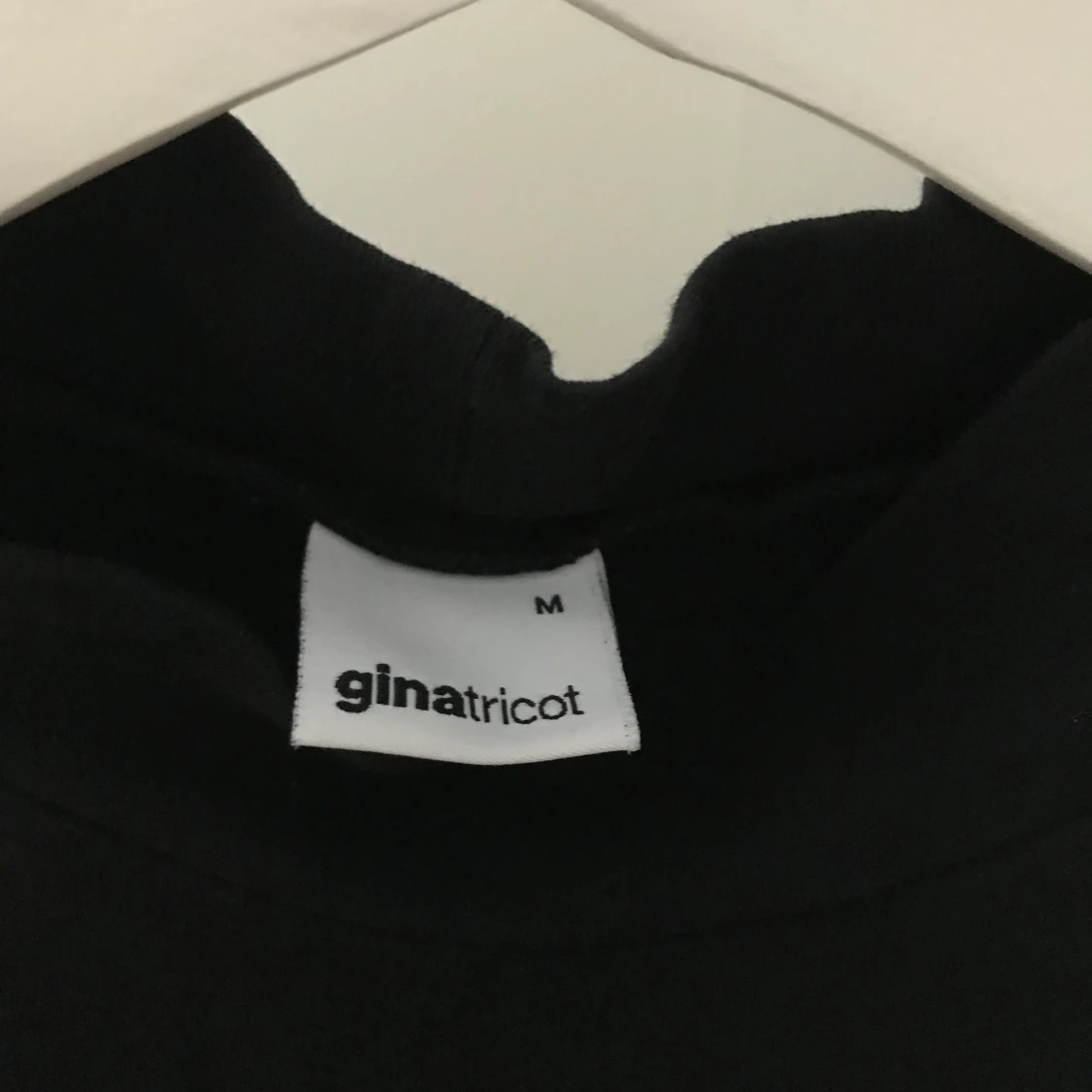 Svart topp med krage  - 91