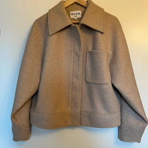 NA-KD jacka  - Säljer en jacka som endast är använd 1 gång, nypris 879 kr.