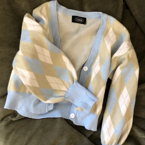 Cider kofta - En croppad kofta med rutigt mönster. Väldigt skönt tyg, knappt använd.