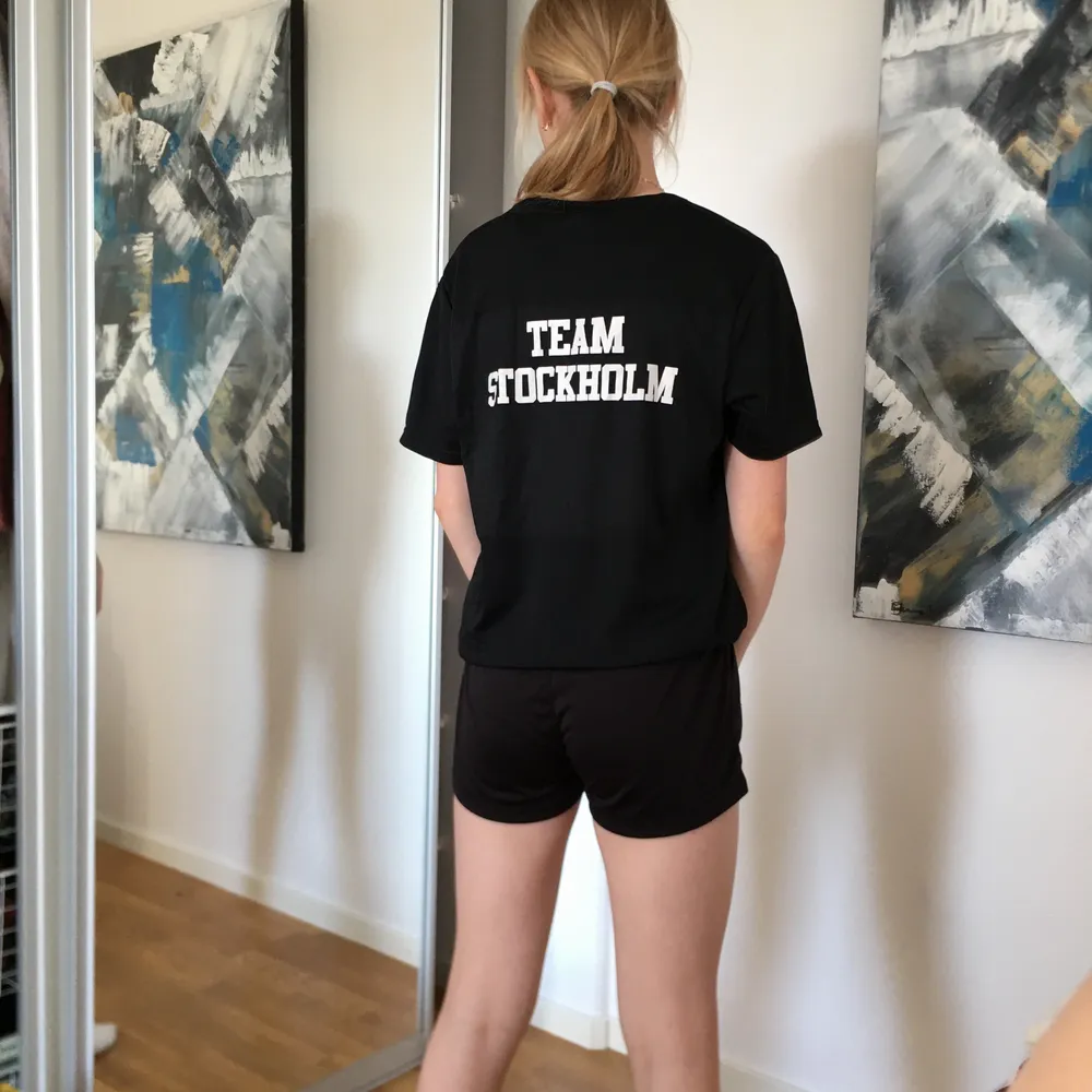 En träningstshirt med ett tryck på ryggen ”Team Stockholm”. Större i storleken men fortfarande bekväm. Säljer för att den är för stor för mig.. Hoodies.