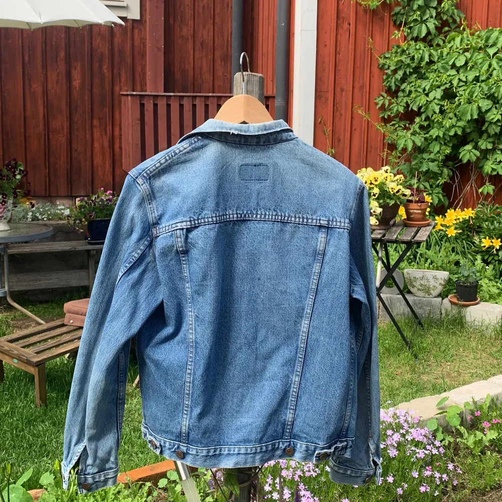 Vintage Levi’s jeansjacka.                         Storlek 40, snäv modell.              Made in France. Jackor.