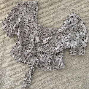 Prickig topp - Ny utan lapp! Storlek M från shein (passar även S)  Frakt tillkommer!