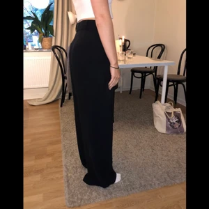 Kostymbyxor  - Säljer dessa snygga kostymbyxorna från NA-KD som tyvärr inte kommer till användning längre. Dom är i bra skick men det var tidigare ett litet hål längs en söm men det är lagat och nu mera omärkbart😊 Skriv gärna vid frågor eller för fler bilder🤗