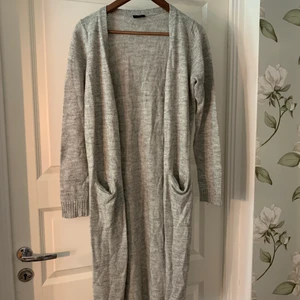 Lång kofta Vila - En superfin lång kofta ifrån Vila. Är absolut öppen för prisförslag, kan mötas upp i Stockholm och det är bara att skriva för fler bilder! 