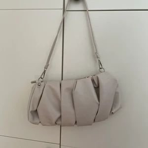 Väska - Säljer denna väska köpt från Shein😊 Kom tyvärr inte till någon användning. 💗 Vi kan mötas upp om du bor vid Stockholm. Om du annars är intresserad och inte bor i Stockholm, skriv priv så kan jag säga frakten😌😊💗