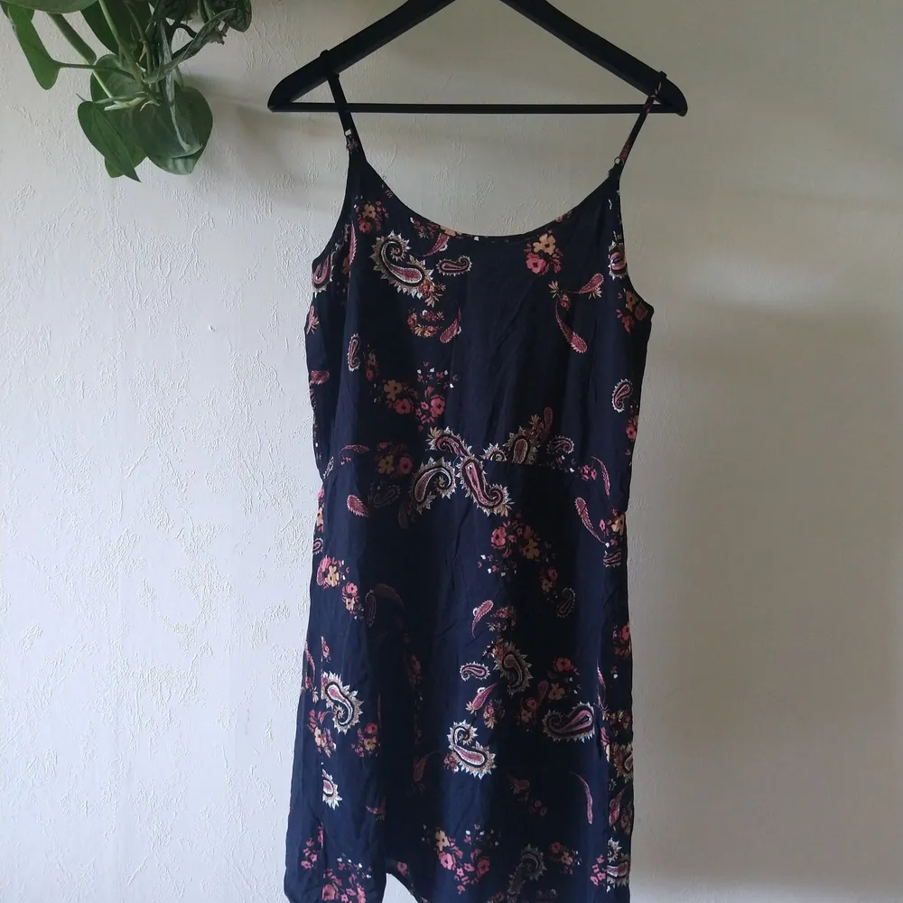 Vero Moda dress with adjustable straps and waistband, 100% viscose, used but in good condition. Klänningar.