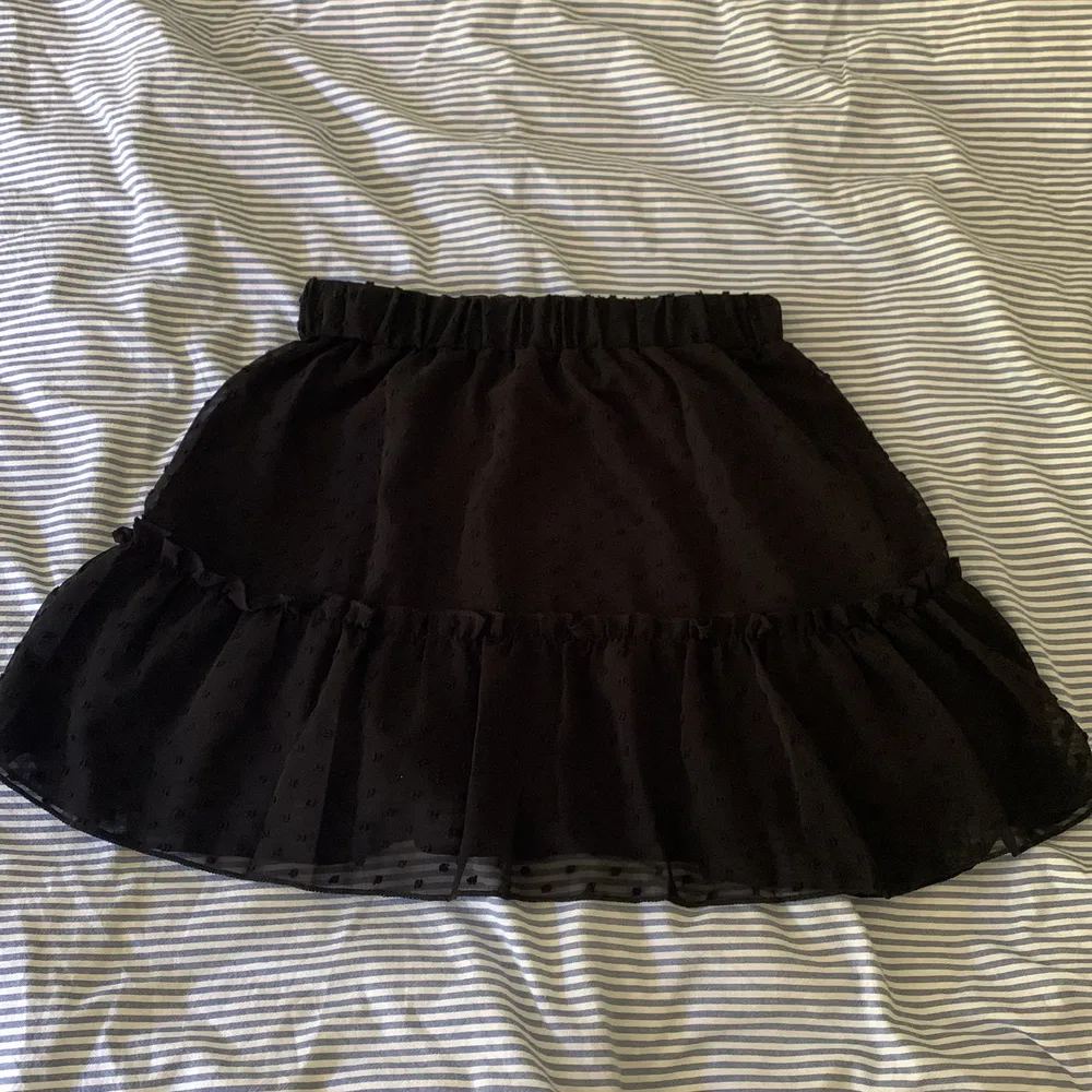Säljer denna fina oanvända kjolen från shein. Säljer då den tyvärr var för liten på mig. Den har bara provats på aldrig använd. Den kommer med i orginal förpackning för den som önskar. Nypris 129. Frakt på 66 kronor tillkommer!. Kjolar.