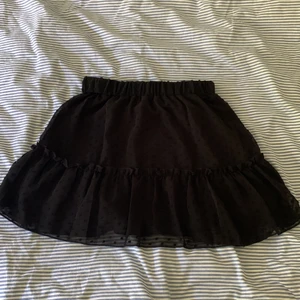 Svart volang kjol från shein - Säljer denna fina oanvända kjolen från shein. Säljer då den tyvärr var för liten på mig. Den har bara provats på aldrig använd. Den kommer med i orginal förpackning för den som önskar. Nypris 129. Frakt på 66 kronor tillkommer!