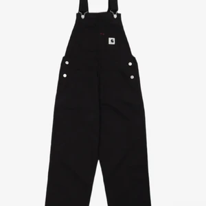 Carhartt WIP hängselbyxor svarta - Svarta Carhartt WIP hängselbyxor i storlek XS. Aldrig använda, endast provat i butik. 