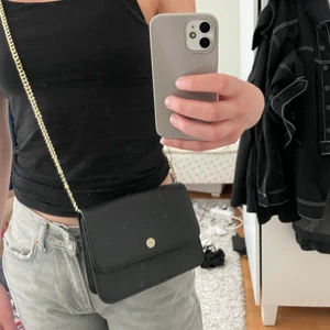 Svart väska - Svart väska från Don Donna. Använd typ 1 gång så i nyskick! Finns både ett svart och guldigt band. Köpt för ca 200-300kr.
