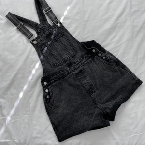 Svarta Denim Dungarees - De är i jättebra skick. Använt 1 gång. Passar till somrigt eller höstligt väder. 