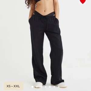 Linnebyxa, HM lågmidjade  - Säljer de mycket populära linnebyxorna från HM, Vid byxa, de är lågmidjade och mycket snygga. 💞 Är 169! Kontakta för fler bilder eller frågor. Köpa direkt för 450kr + frakt💞 !!Köparen står för frakten, som inte ingår i priset!!