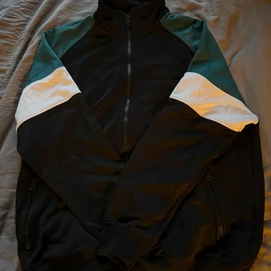 Fett söt tröja, typ ny - Använd väldigt få gånger! Storlek L💛🥰  