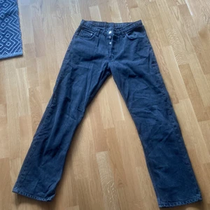 Levis jeans - Säljer dessa då jag inte använder dom längre. Dom är ungefär medium i midjan, lite stora för mig som är small/medium. Ganska bra skick :)