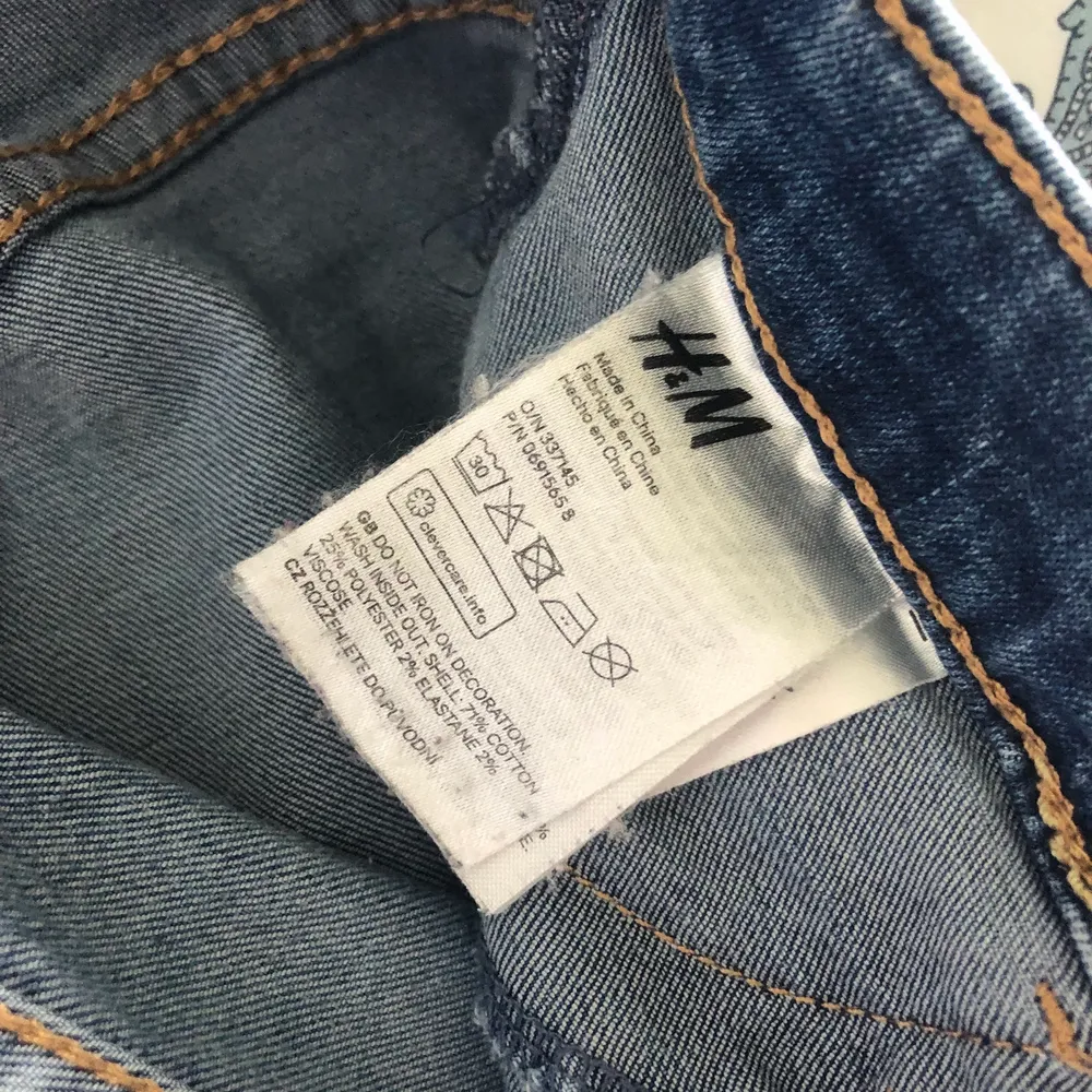 Det är ett par lågmidjade jeans 👖 från HM de kostade 220 kr från början men säljes för lägre pris. Skick på byxorna är bra inte ut slitna eller något de är nästan helt o använda♥️. Jeans & Byxor.
