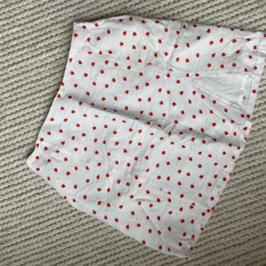 ENDAST KJOLEN Glamorous Stawberry skirt - Så fin kjol som jag köpte i ett set men kjolen va för liten o nu har jag fått tag i en större så säljer endast kjolen. Den är så fin. Köpt på Asos 
