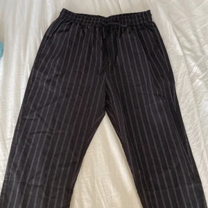 Svarta mjukisbyxor - Väldigt tunna och inte jätte lent o mjukt material. Helt oanvända. Är i storlek M men nära storlek S. Frakten kostar 66kr. 