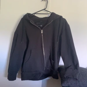 Lager  - Skön o snygg basic zip-hoodie som är utav bra skick eftersom jag inte har fått mycket användning av den.
