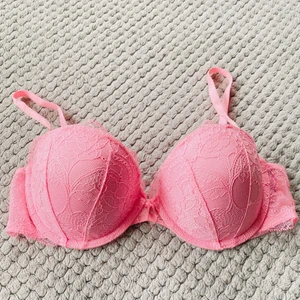 H&M spetsbh  - Fint skick. Push-up bh från H&M. Detaljer i spets och rosett med hjärta i mitten. Tror det är en 80b