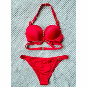Ann Summers bikini - Bikini med dubbel push-up. Extra inlägg går att ta ur. Alla band inklusive trosa går att justera. Fästs med hake i ryggen. Top i 70c och trosa i 40. Köpt på asos, slutsåld