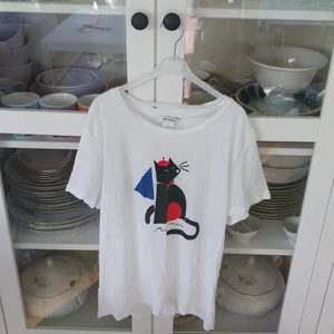 T-shirt - Monki (S) - Oversized, luftig t-shirt från Monki med coolt tryck i form av en katt.