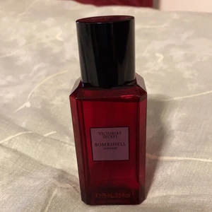Bombshell intense mist - Dess förföriska toner uttrycker sig tack vare körsbär, pion och vanilj. Helt ny, inte använd bara testat på armen en gång! 