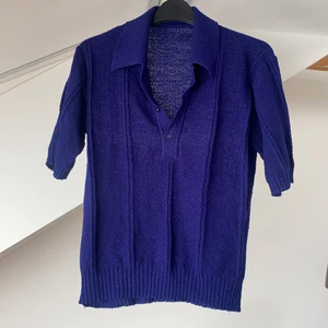 Stickad piké - Stickad piké i koboltblå. Storlek: S 