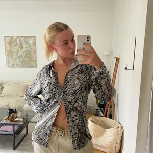 Vintage Calvin Klein blus - Jättebra skick, knappt använt och köpt på humana. 