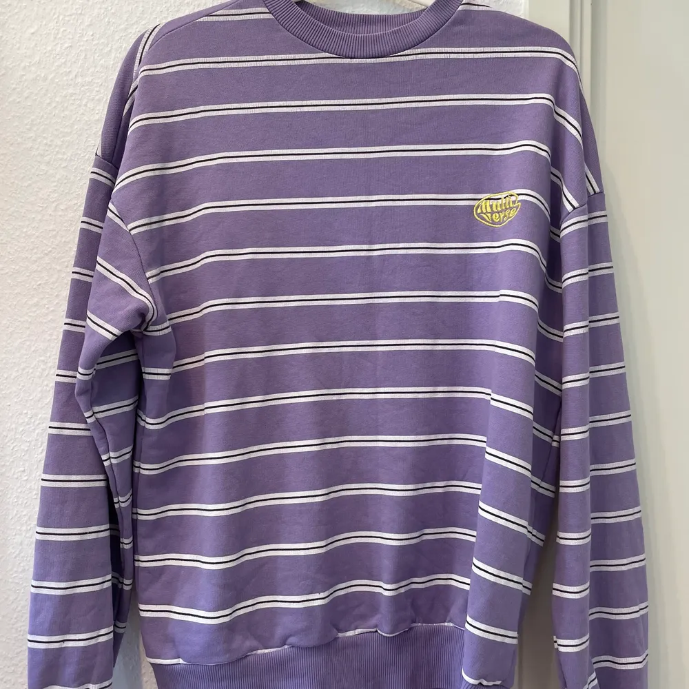 Snygg sweatshirt från Junkyard💜 Den är i fint skick och säljs då den inte kommer till användning längre. Modellen är lite oversize då den är unisex. Nypris: 400 kr Köpare står för frakten💜💜. Tröjor & Koftor.