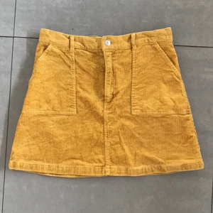 Gul Manchesterkjol från monki! - Jättefin Manchesterkjol i gult från monki! Superbra skick då jag haft den ett tag men knappt använt. Köparen står för frakten!🦎🕺🏼