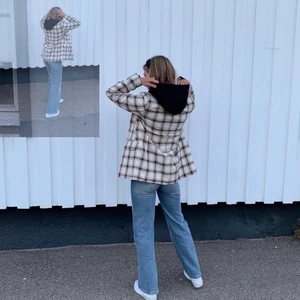 KAVAJ  - Jättesnygg kavaj från H&M, beige, svart och vit! Storlek M  Som ny