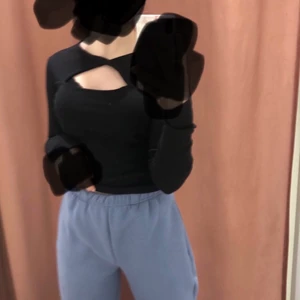 GinaTricot, mjukis - Byxorna är i strl S färg blå och är köpte på GinaTricot. Använt de Max 5 gånger och är i fint skick. Jag är ca 165cm, o de är perfekta i längden beroende på hur högt upp du drar dom. Kolla på bilden så ser ni. Köpta för 225kr.