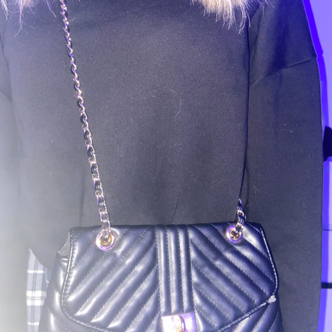 Väska med guld detaljer  - 90