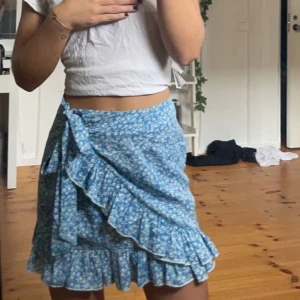 Kjol - Säljer denna så söta kjol då den är lite stor för mig, passar perfekt till stranden eller festen! Köpare står för frakt