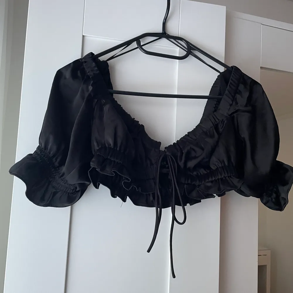 Jättefin svart satin topp med snörning ifrån Gina tricot💗 använd fåtal gånger så i fint skick 💗 jättefin nu till sommaren 🥰. Toppar.