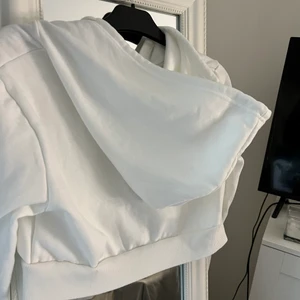 Kofta  - En mysig kofta som är kortare, aldrig använd, köpare står för frakt 