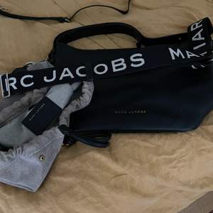 Mycket fin Marc Jacobs väska i skinn. Inuti finns ”påse som går att dra ihop. Funkar att styla genom att dra ihop den till lite ”bo-ho”- stil men går även att styla mer strikt. Kommer även med axelrem. En tunn orginal i skinn och en i svart canvas. 