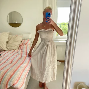 Bandeauklänning HM - Populär badeauklönning från HM i storlek XS. Ljus beige/grå/rosa färg. Endast använd en gång😇