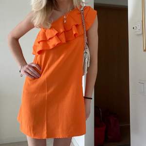 Superfin orange klänning med en volang. I storlek S. Lånade bilder från nathalietillgren 🤍 