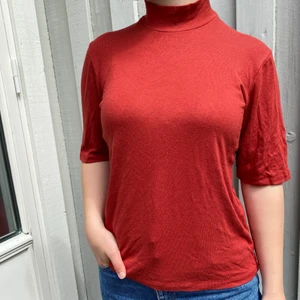 Topp  - Röd/orange topp köpt på second hand. Passar S/M. Mjukt tyg.