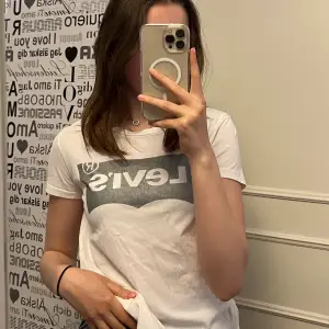 levi’s tshirt