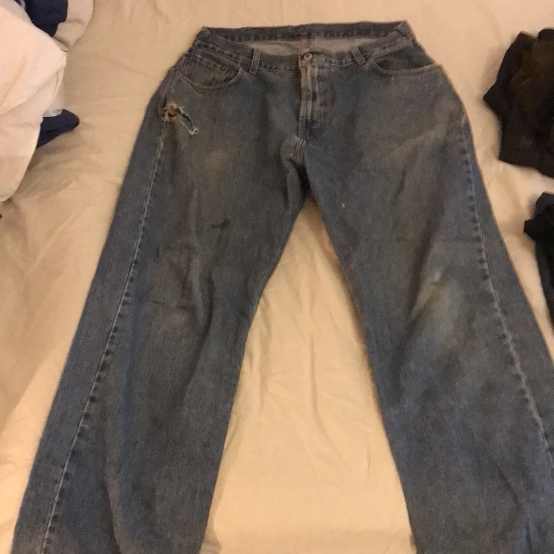 Loose Jeans med ett hål 90kr - 90