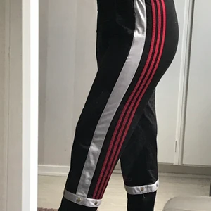 Adidas popper pants - Boxor köpta på humana, i relativt bra skick🥰