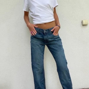 Levis jeans - Lågmidjade Levis jeans som jag köpt här på Plick men som tyvärr inte passade. Skriv privat för mått elr frågor 💖💖💖💖 bilderna är från tjejen jag köpte av