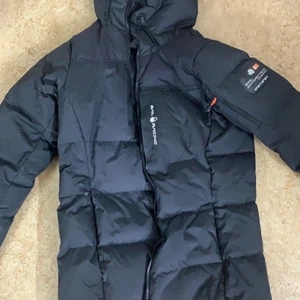 Sail racing jacka för både dam & man i storlek S/XS - Jackan har använts ett par gånger men den är fortfarande lika fin som en ny. Den är även väldigt varm och skön inför vintern. Orginalpris: 3 699kr Pris kan diskuteras  Storleken är S men passar väldigt bra för folk i även storlek XS