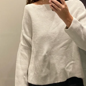 Stickad tjocktröja - Vit stickad tröja från Zara med bred hals vid axlarna. Storlek M. Fint skick. Skön till sommaren men även nu i höst. Kan frakta men köparen står för frakt. Kan mötas men då får köparen ta sig till mig.