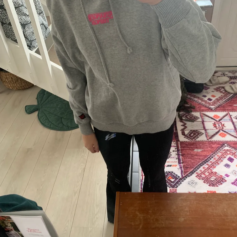 Jag köpte denna nyss av en tjej på Plick men fick hem den och kände att den var lite liten. Men den jättefin och super fina med färgerna på ryggen. . Hoodies.